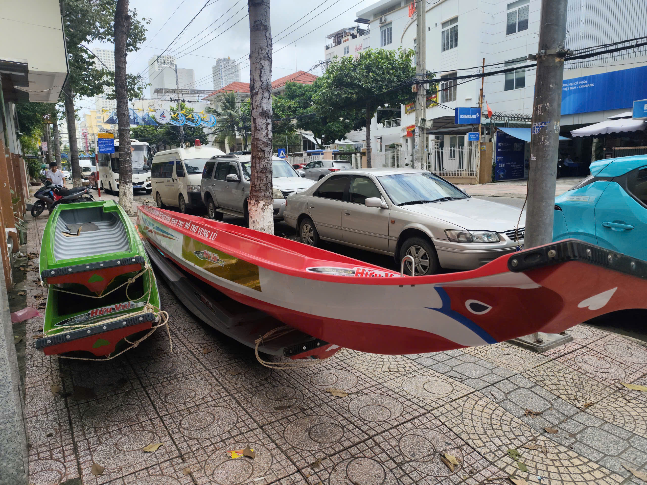 Vận chuyển cấp tốc 4 vỏ lãi và máy cho xã Hoà Xuân, tỉnh Đắk Lắk (Phú Yên cũ).